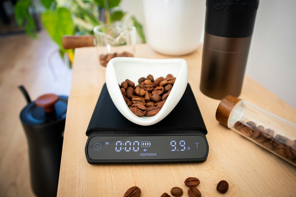 Báscula digital de café con un cuenco de granos tostados